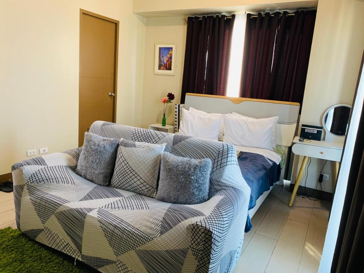 Two Palm Tree Villas Condominium - Studio 8Th Fl With Balcony - Across Terminal 3 Airport Pasay Esterno foto