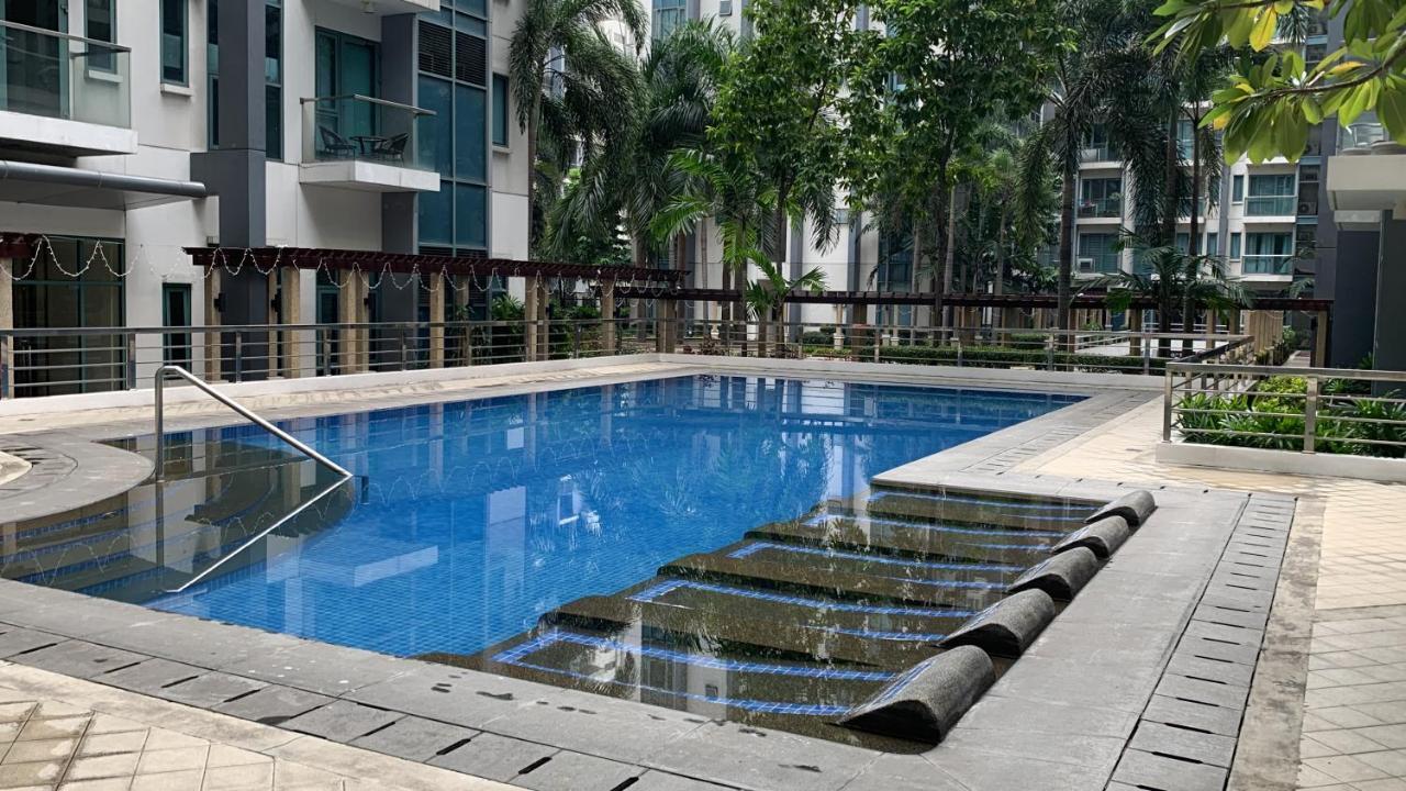 Two Palm Tree Villas Condominium - Studio 8Th Fl With Balcony - Across Terminal 3 Airport Pasay Esterno foto