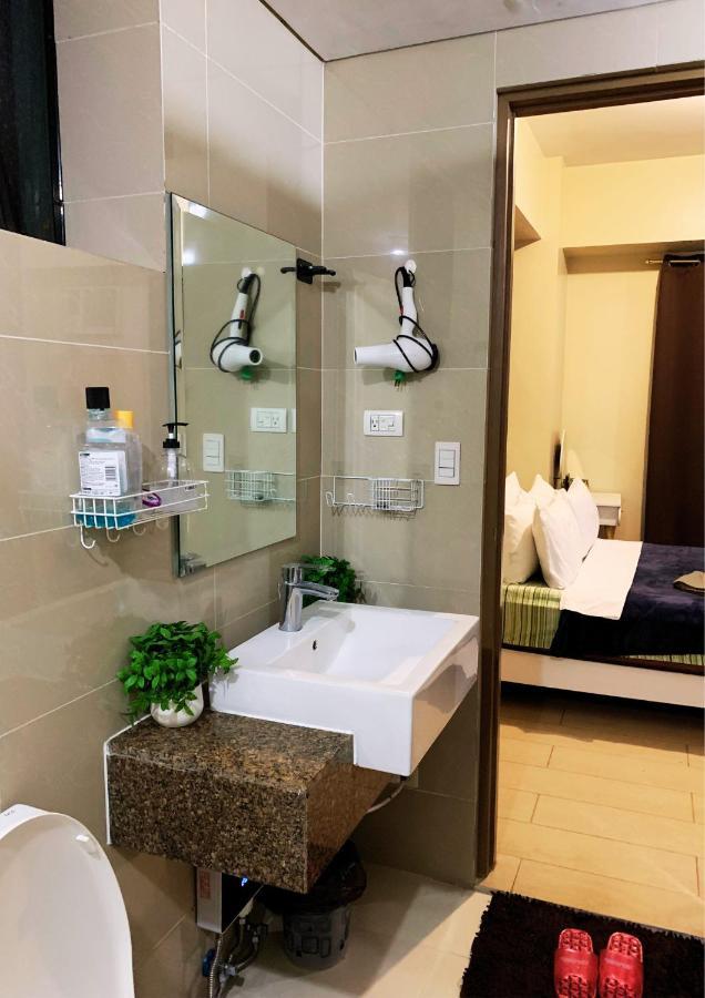 Two Palm Tree Villas Condominium - Studio 8Th Fl With Balcony - Across Terminal 3 Airport Pasay Esterno foto