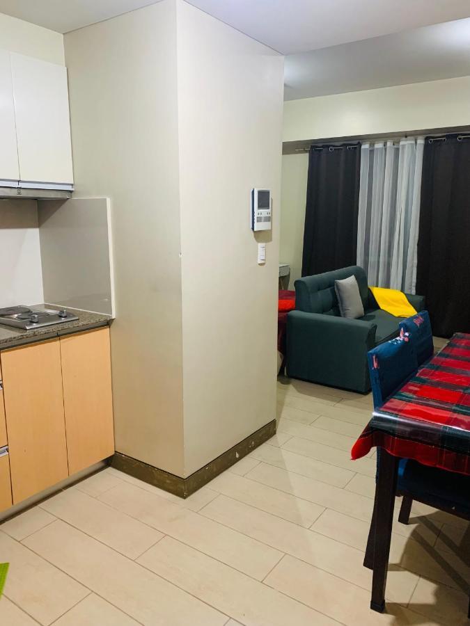 Two Palm Tree Villas Condominium - Studio 8Th Fl With Balcony - Across Terminal 3 Airport Pasay Esterno foto