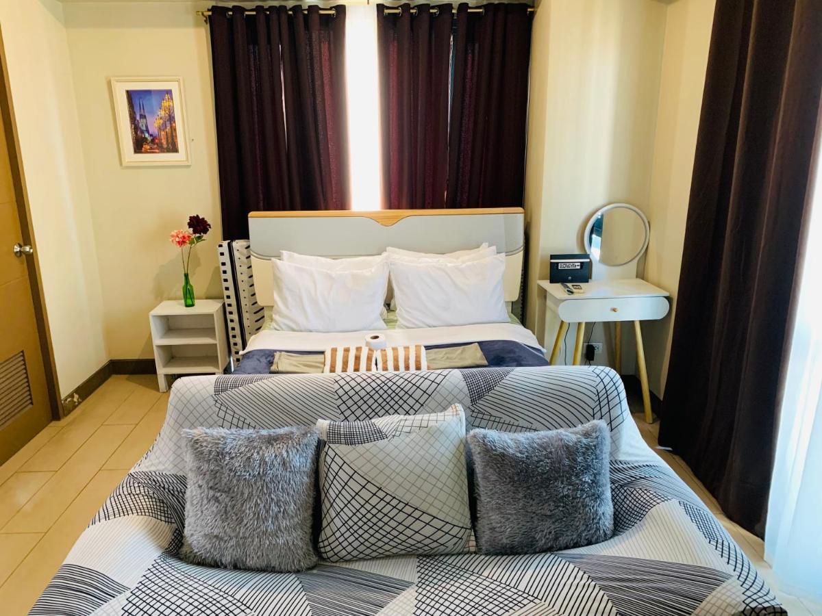 Two Palm Tree Villas Condominium - Studio 8Th Fl With Balcony - Across Terminal 3 Airport Pasay Esterno foto