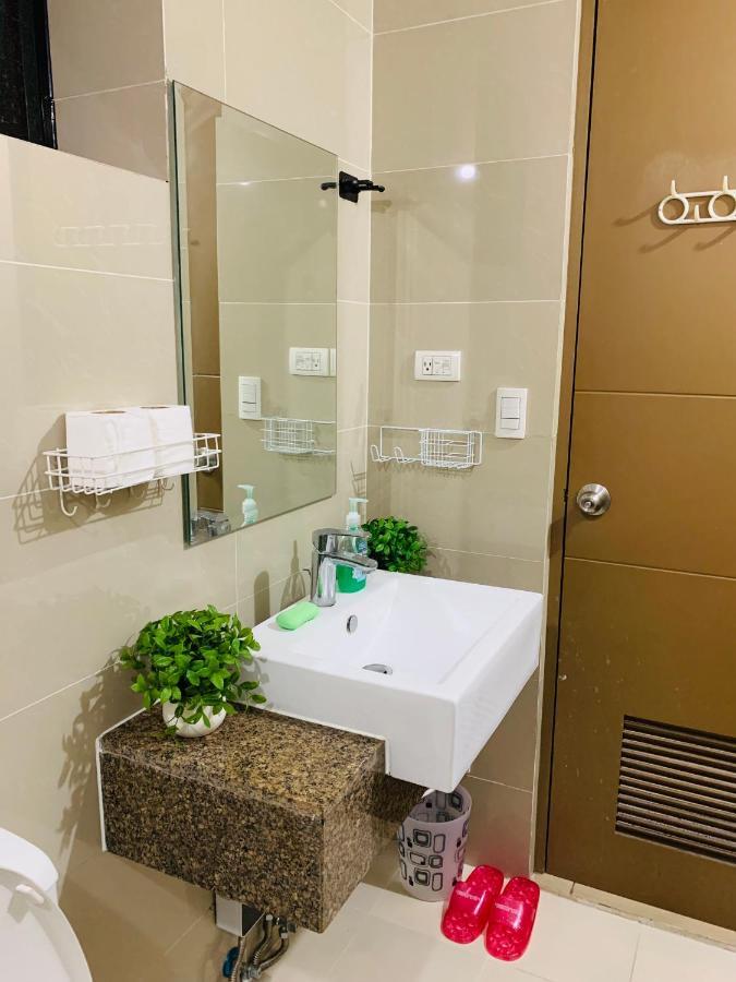 Two Palm Tree Villas Condominium - Studio 8Th Fl With Balcony - Across Terminal 3 Airport Pasay Esterno foto