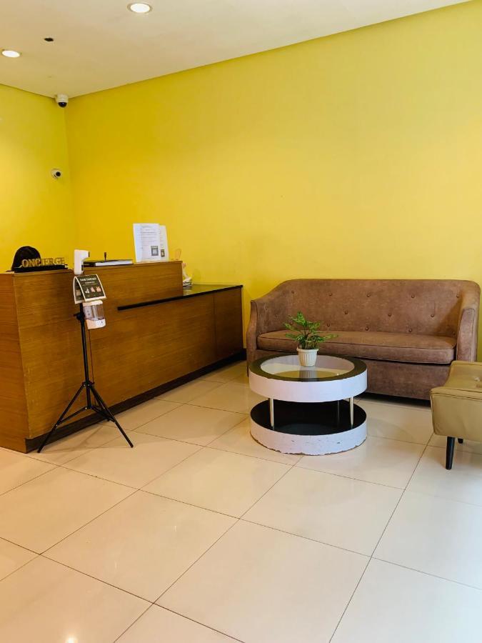 Two Palm Tree Villas Condominium - Studio 8Th Fl With Balcony - Across Terminal 3 Airport Pasay Esterno foto