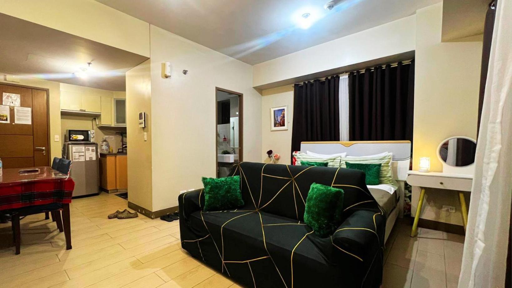 Two Palm Tree Villas Condominium - Studio 8Th Fl With Balcony - Across Terminal 3 Airport Pasay Esterno foto