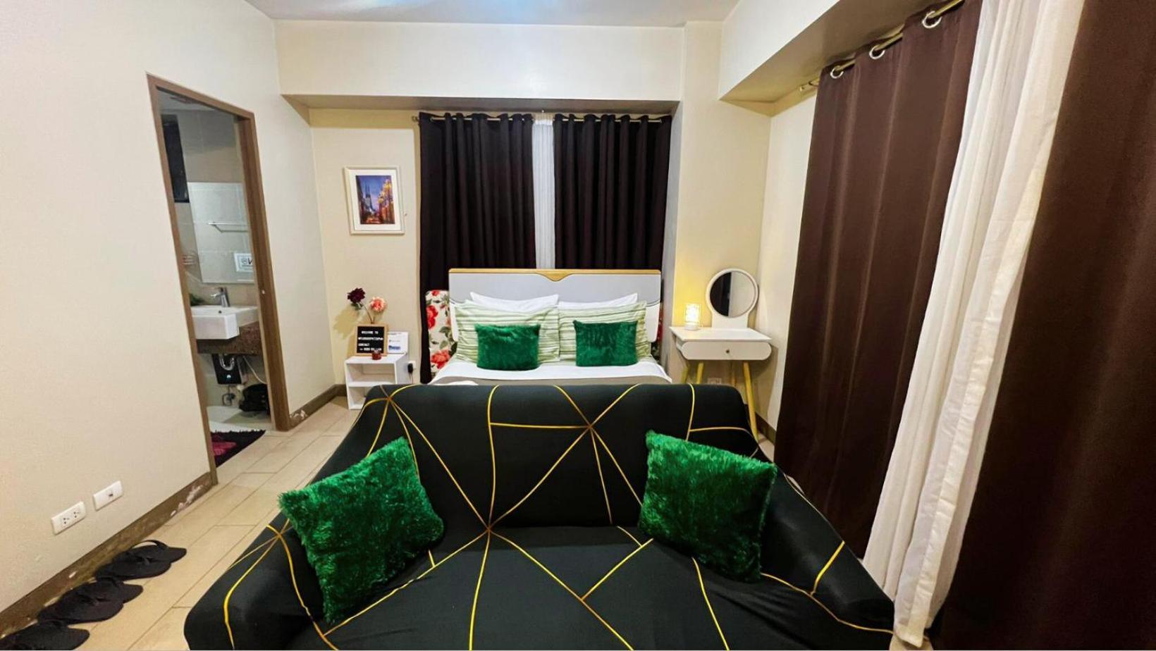 Two Palm Tree Villas Condominium - Studio 8Th Fl With Balcony - Across Terminal 3 Airport Pasay Esterno foto
