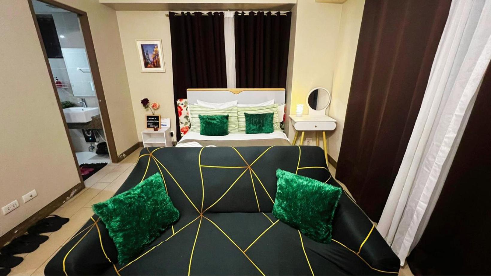 Two Palm Tree Villas Condominium - Studio 8Th Fl With Balcony - Across Terminal 3 Airport Pasay Esterno foto