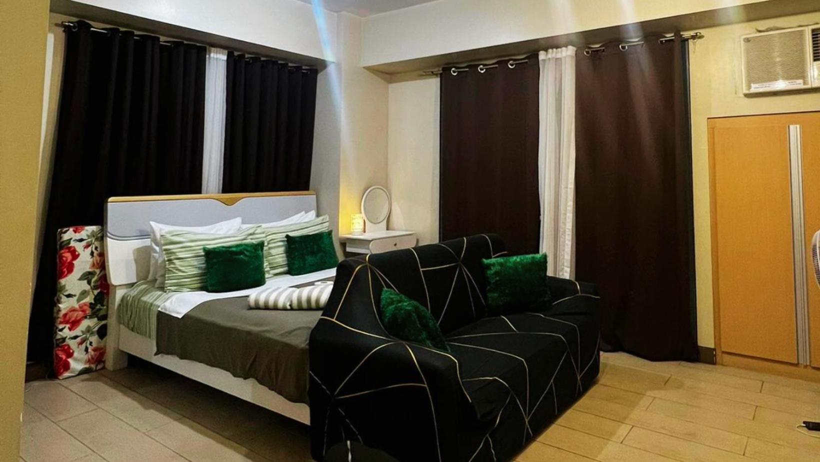 Two Palm Tree Villas Condominium - Studio 8Th Fl With Balcony - Across Terminal 3 Airport Pasay Esterno foto
